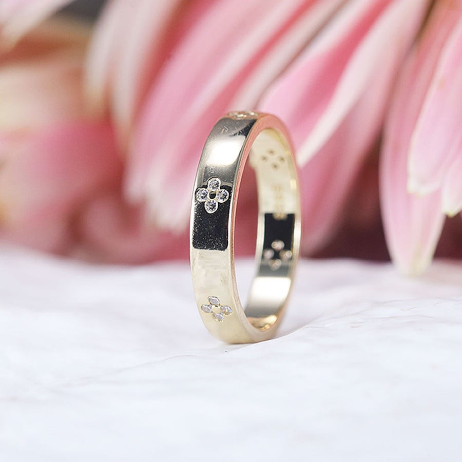 Exquisite Radiant Cut Ring Set with Clover Design Band Shine of Diamond