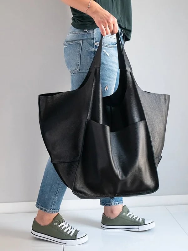Ruth™ | Leather Bag with Timeless Charm
