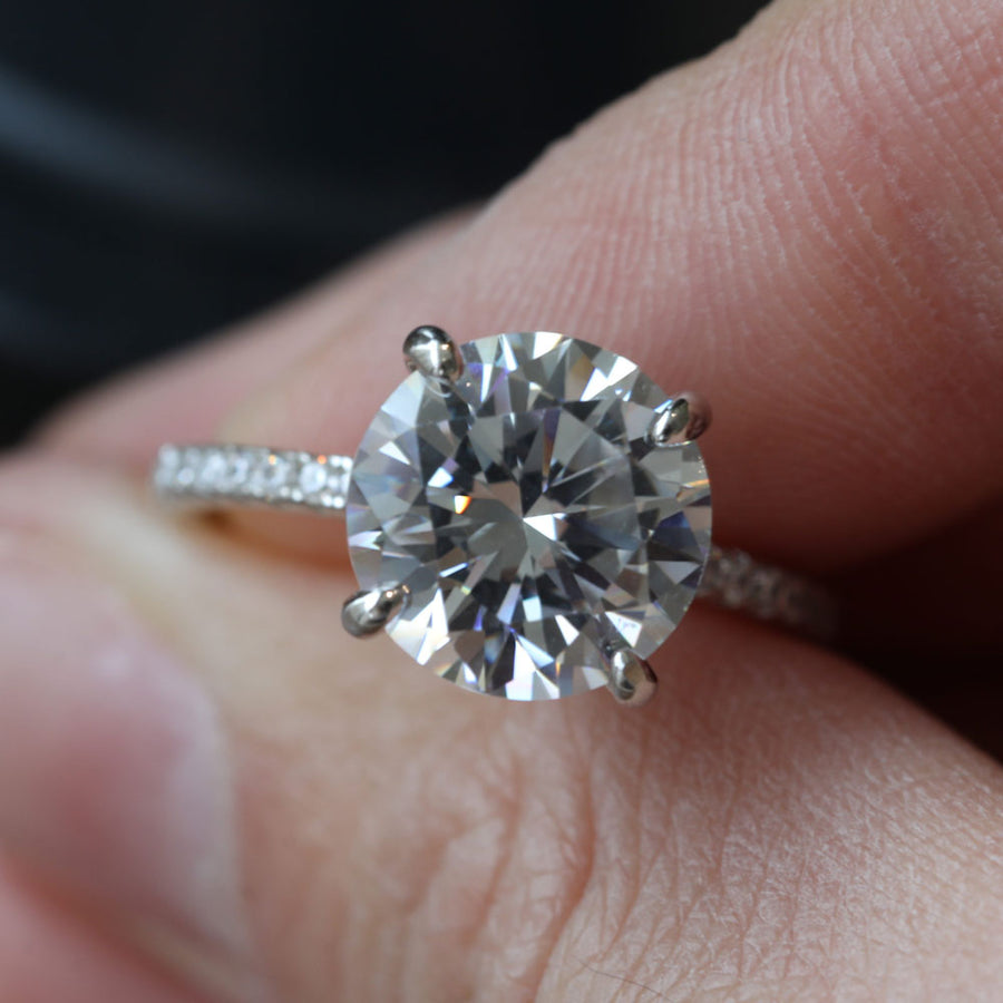 Round Cut Engagement Ring Shine of Diamond