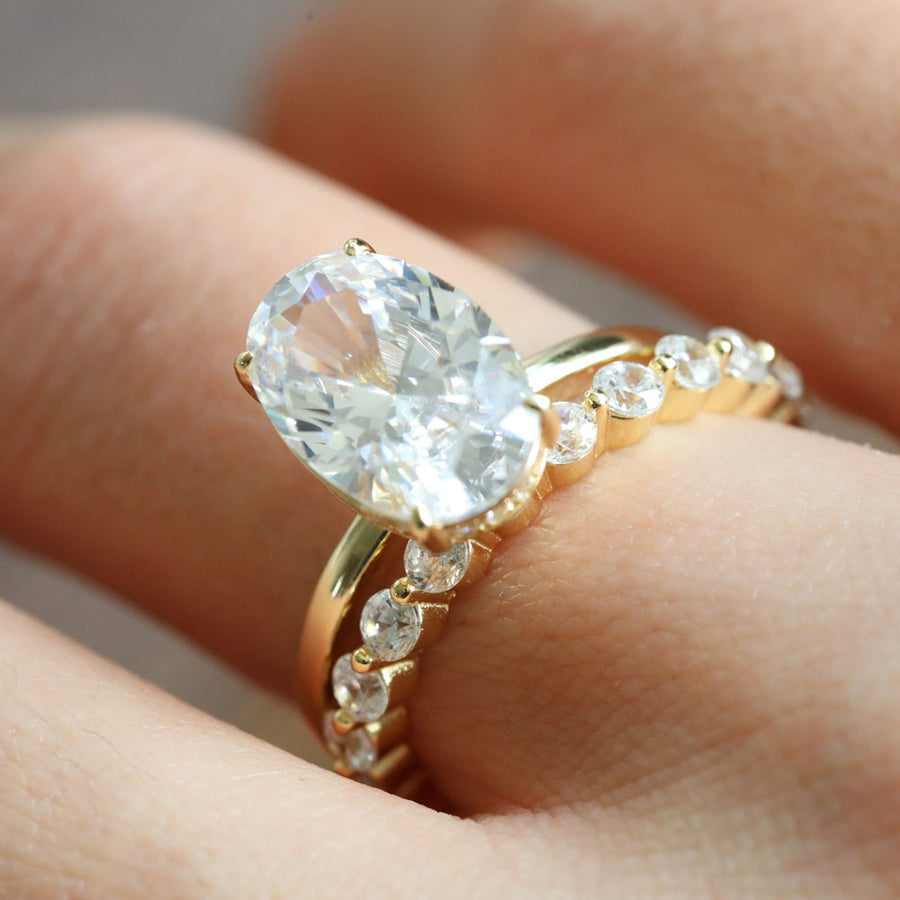 Oval Cut Bridal Set Shine of Diamond