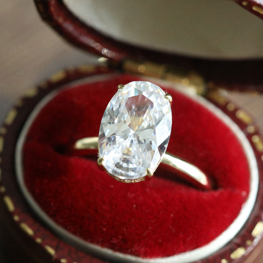 Oval Cut Bridal Set Shine of Diamond