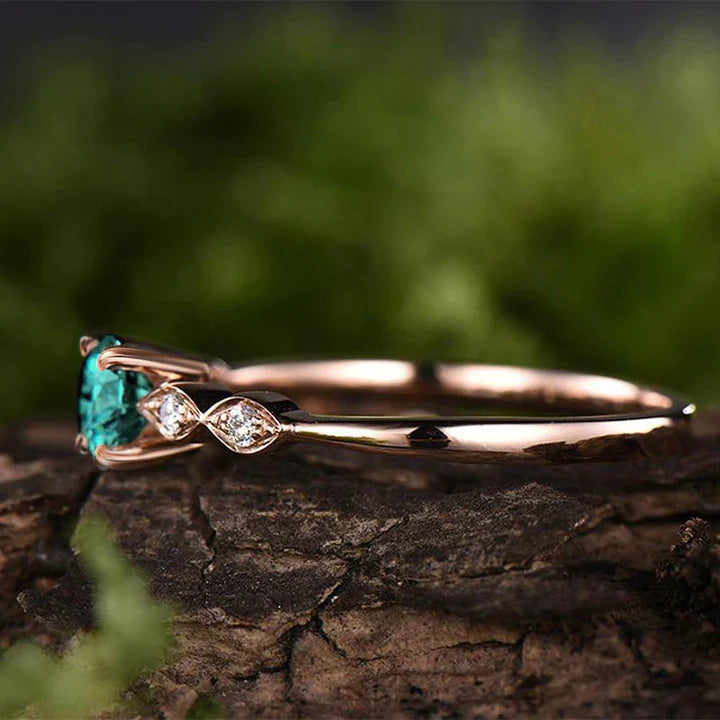 Exquisite Emerald Green Round Cut Engagement Ring Shineofdiamond