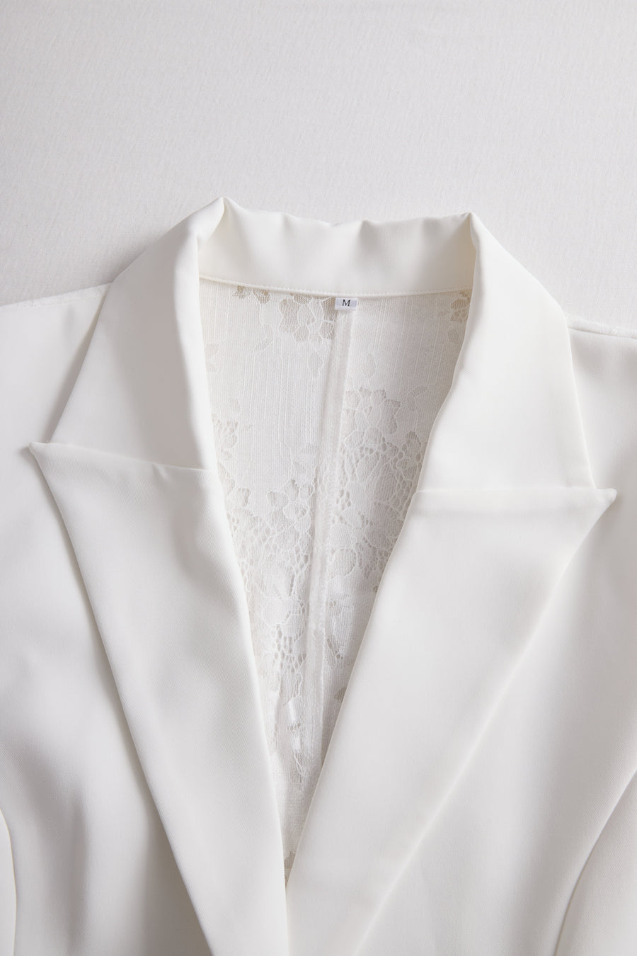 Elegant White Lace-Backed Blazer with Structured Silhouette HWT