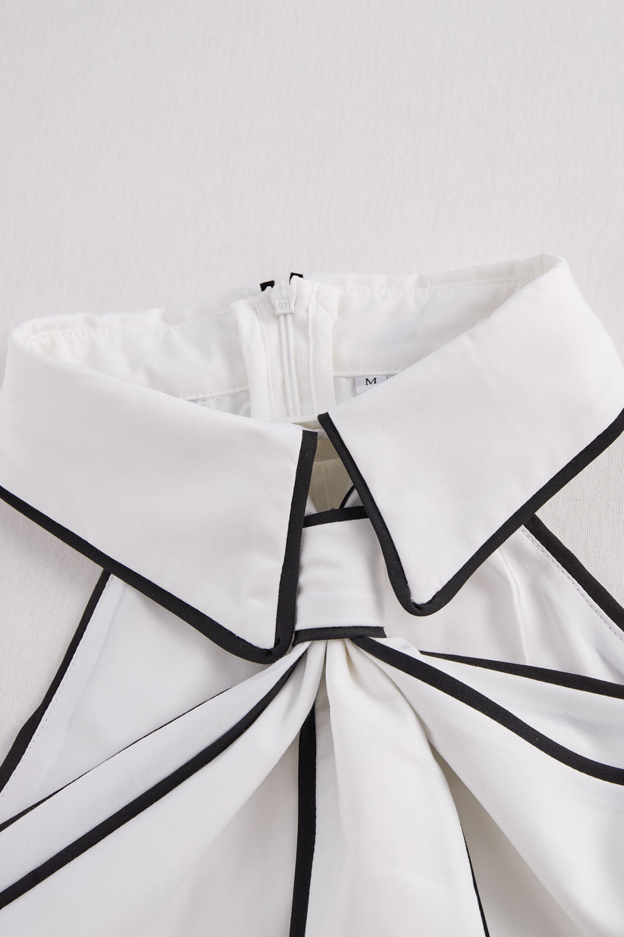 Stylish Sleeveless Halter Neck Blouse With Bold Contrast Trim HWT