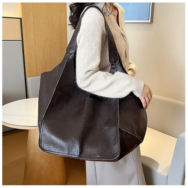 Ruth™ | Leather Bag with Timeless Charm