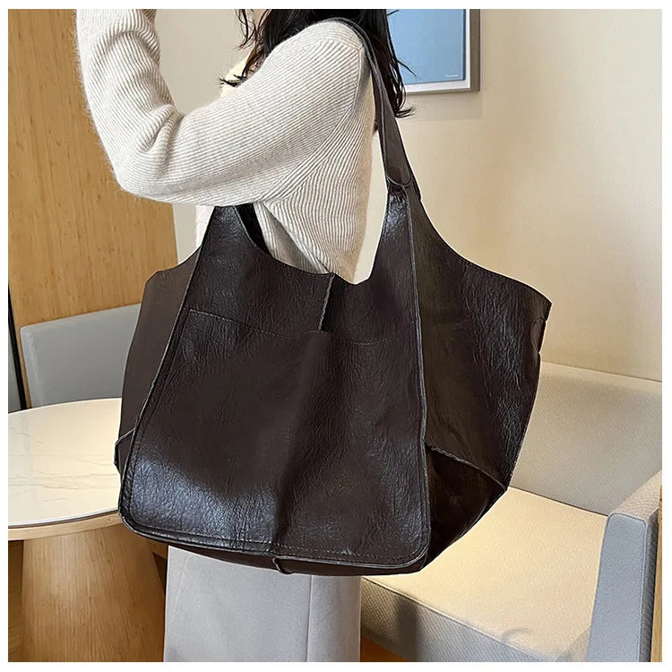 Ruth™ | Leather Bag with Timeless Charm