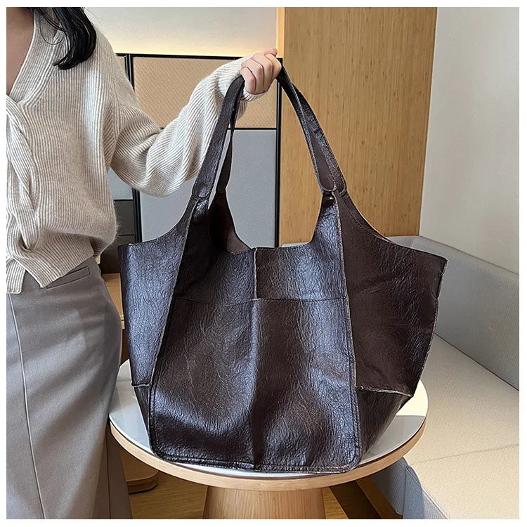 Ruth™ | Leather Bag with Timeless Charm