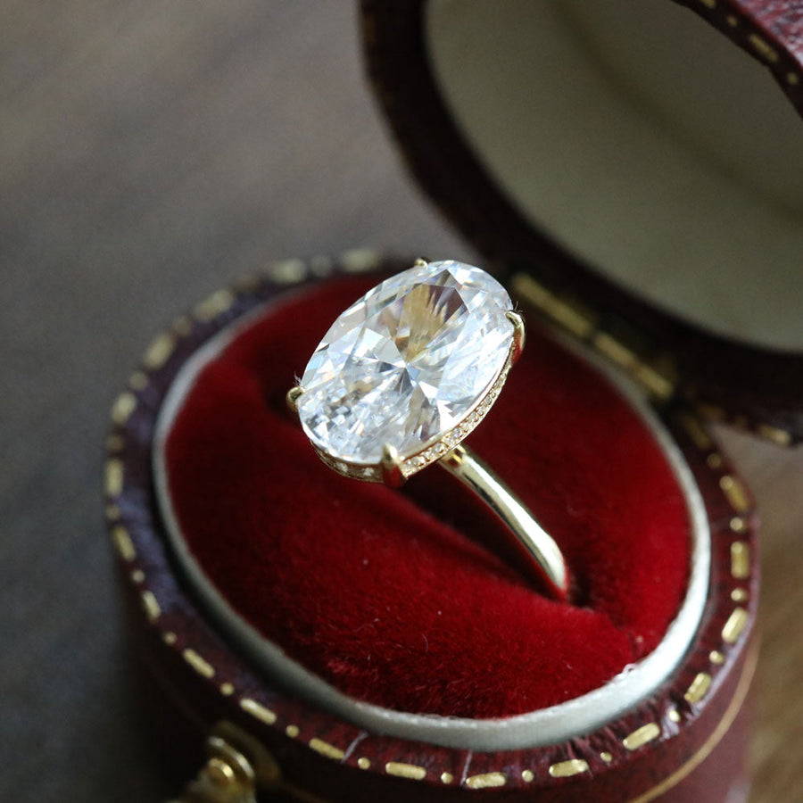 Oval Cut Bridal Set Shine of Diamond