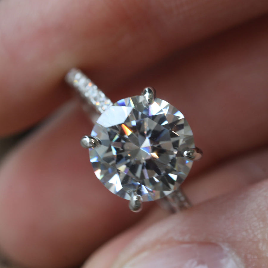 Round Cut Engagement Ring Shine of Diamond