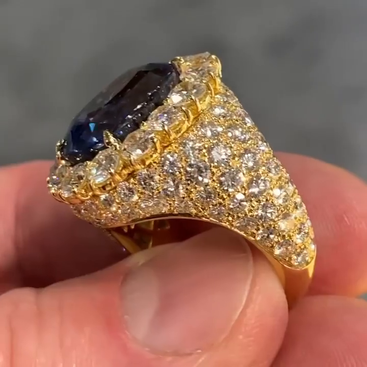 Luxurious Halo Oval Cut Royal Blue Golden Handmade Engagement Ring hot