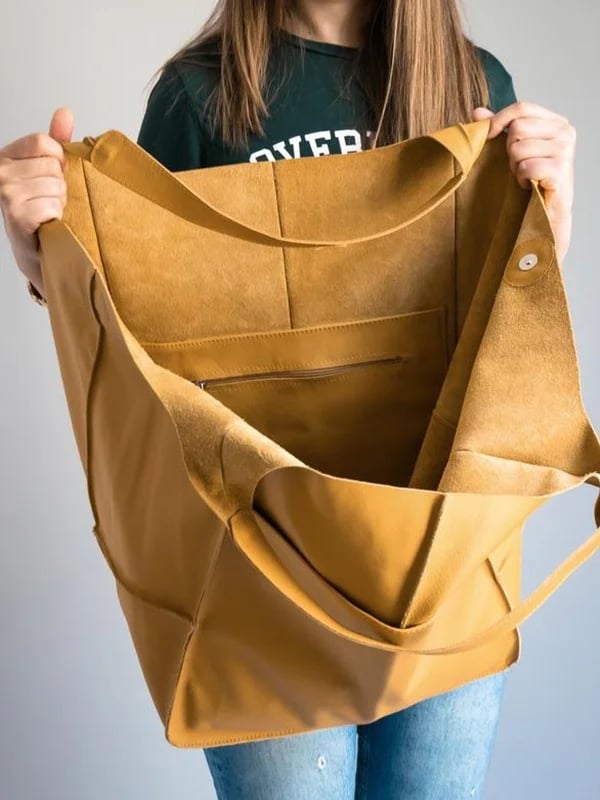 Ruth™ | Leather Bag with Timeless Charm