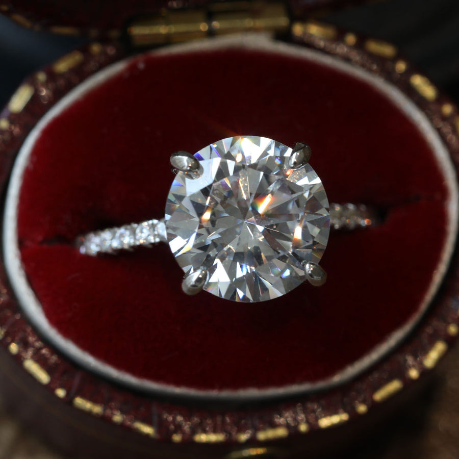 Round Cut Engagement Ring Shine of Diamond