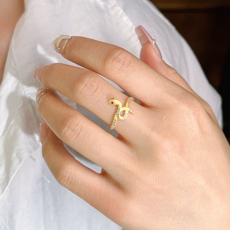 Unique Snake Design Silver Ring Shine of Diamond