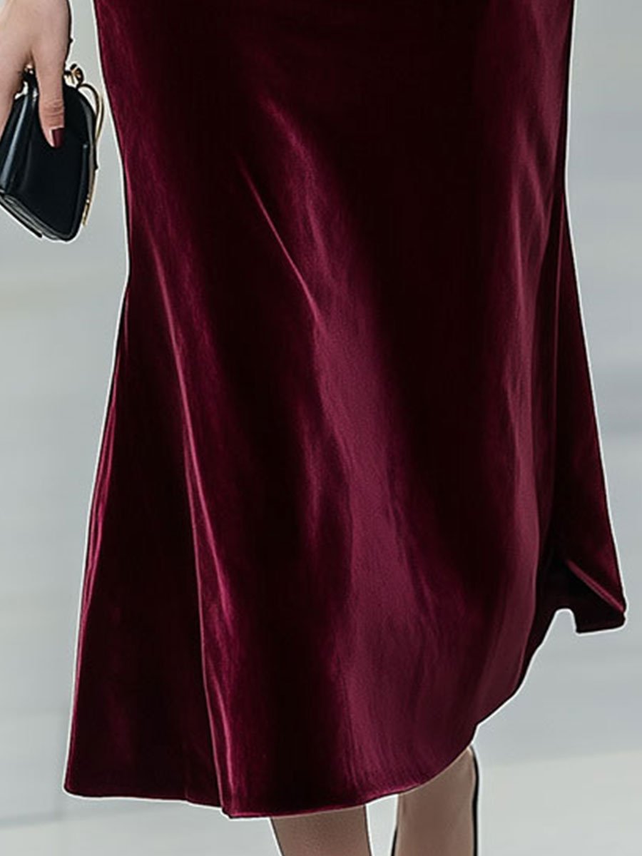 Classic Long-Sleeve Velvet Dress with Gold Accents HWT