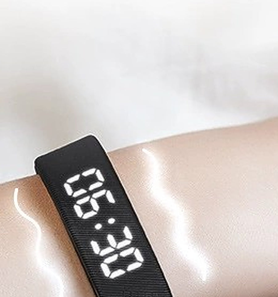 Setting the alarm time on the Hushrise band before bed